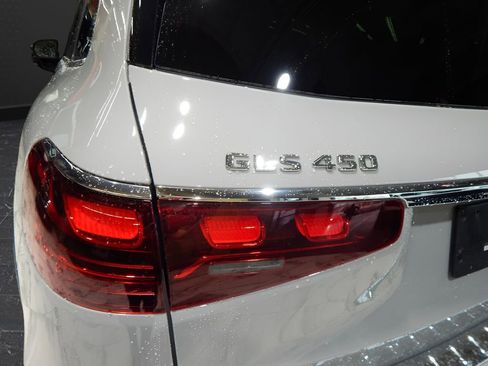 Used 2024 Mercedes-Benz GLS 450 4MATIC image 9