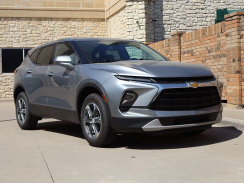 Used 2025 Chevrolet Blazer LT FWD image 2