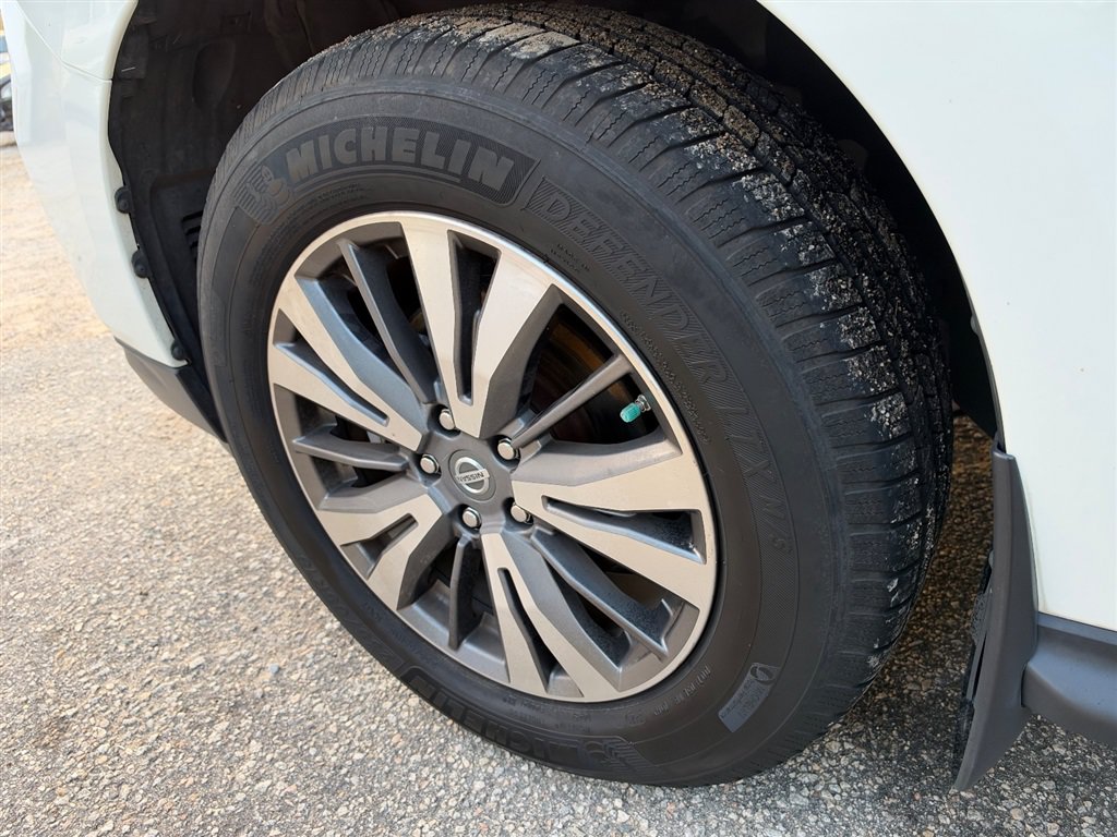 Used 2017 Nissan Pathfinder SL w/ SL Premium Package AWD/4WD image 25