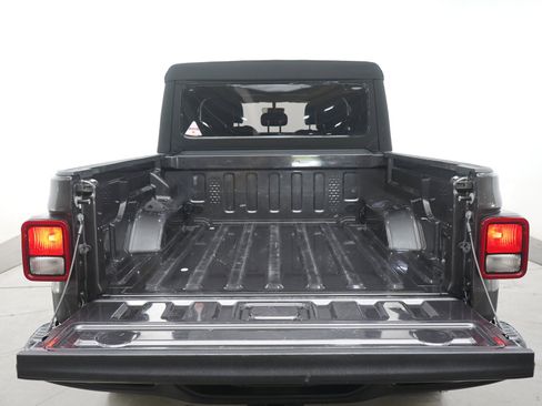 Used 2022 Jeep Gladiator Rubicon w/ Trailer Tow Package AWD/4WD image 18