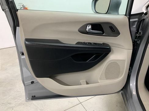 Used 2020 Chrysler Pacifica Touring-L FWD image 18