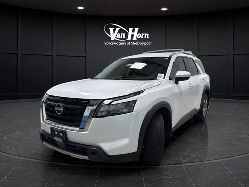 Used 2025 Nissan Pathfinder SL AWD/4WD image 3