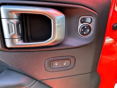 Used 2019 Jeep Wrangler Unlimited Sahara image 14