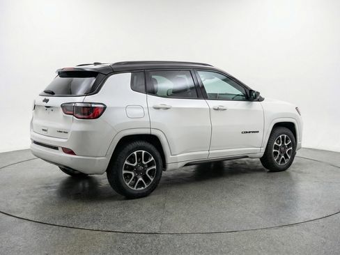 Used 2025 Jeep Compass Trailhawk image 9