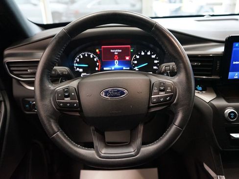 Used 2020 Ford Explorer XLT w/ Equipment Group 202A AWD/4WD image 30