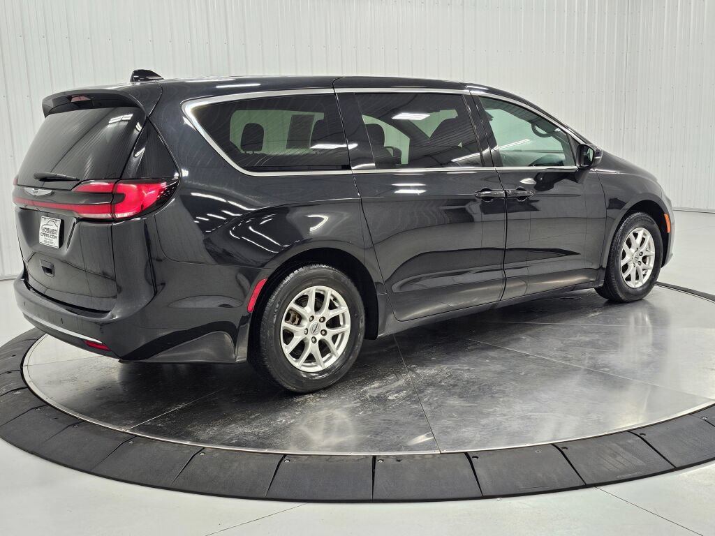 Used 2023 Chrysler Pacifica Touring FWD image 5