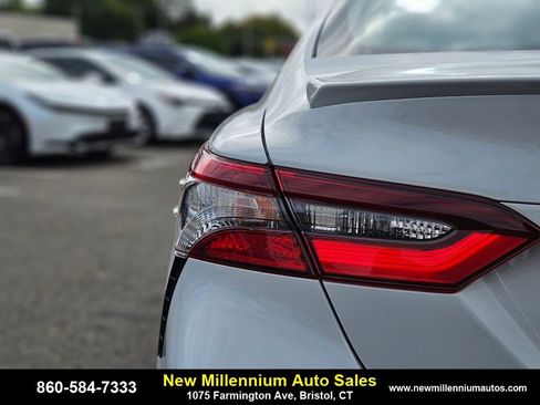 Used 2022 Toyota Camry SE image 8