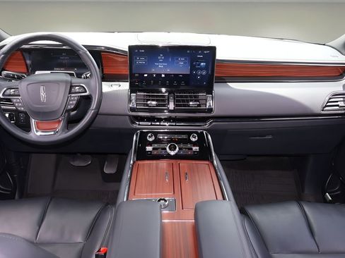Used 2024 Lincoln Navigator Premiere AWD/4WD image 14