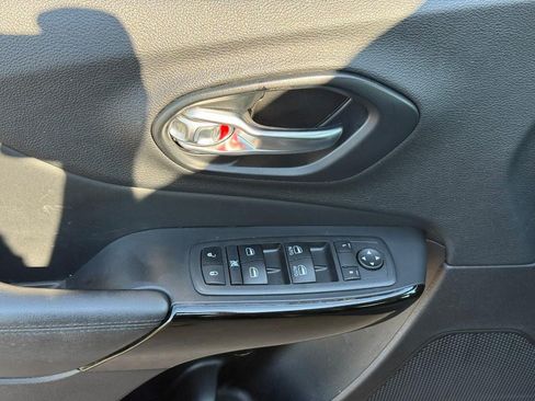 Used 2021 Jeep Cherokee Latitude Plus FWD image 17