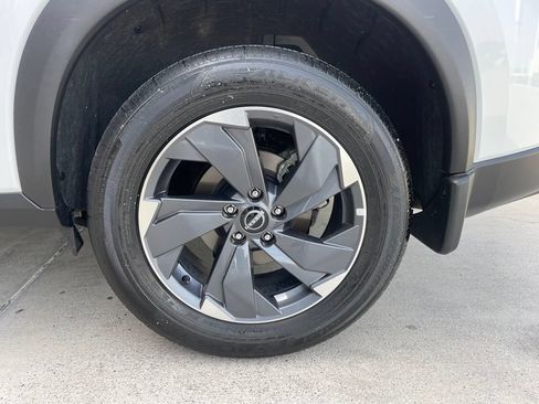 Certified 2025 Nissan Rogue SV FWD image 17