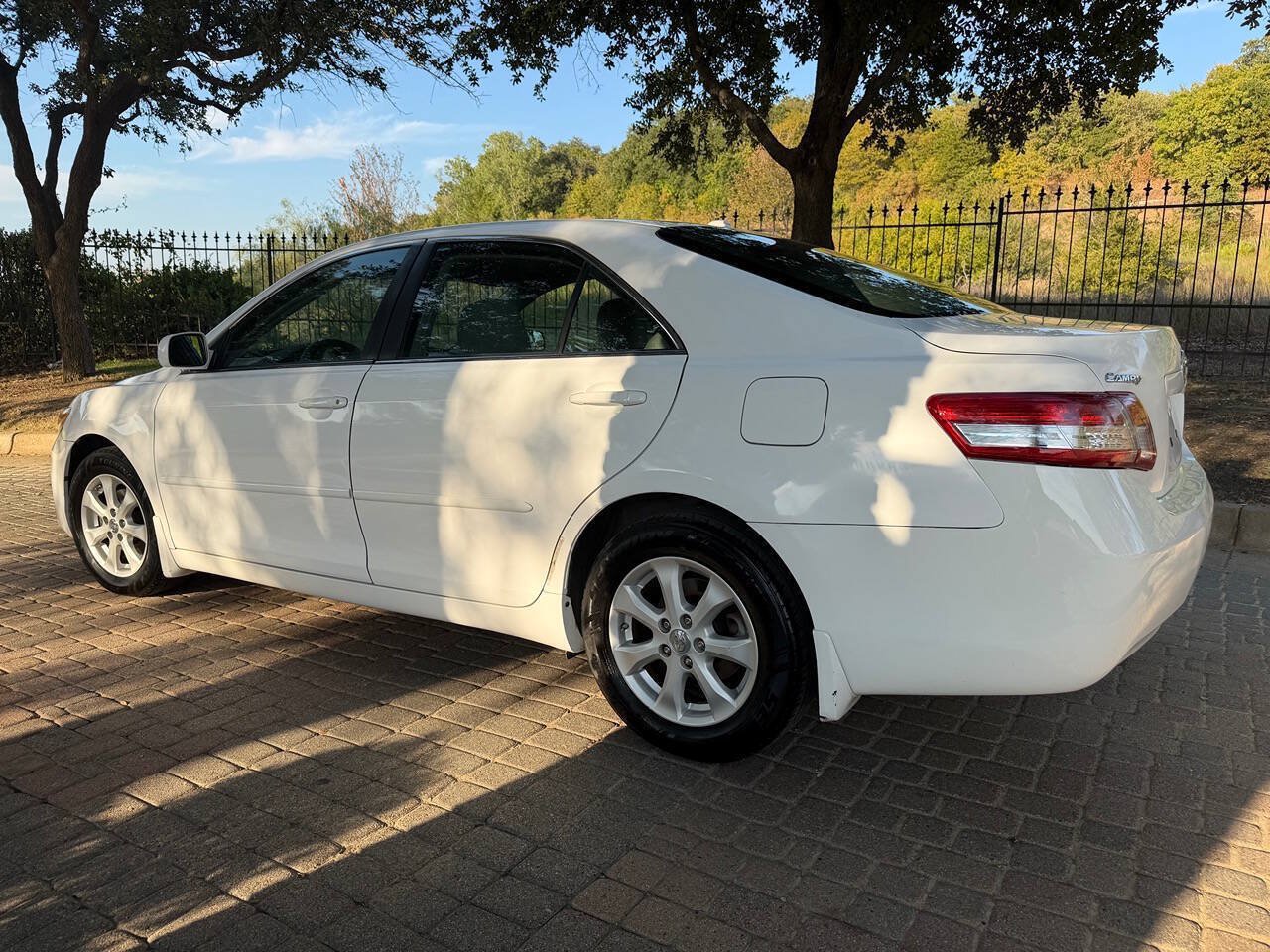 Used 2010 Toyota Camry LE FWD image 7