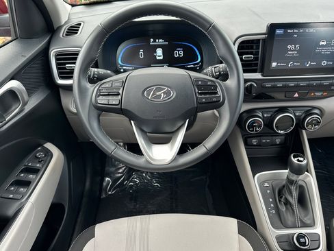 Used 2024 Hyundai Venue SEL image 16