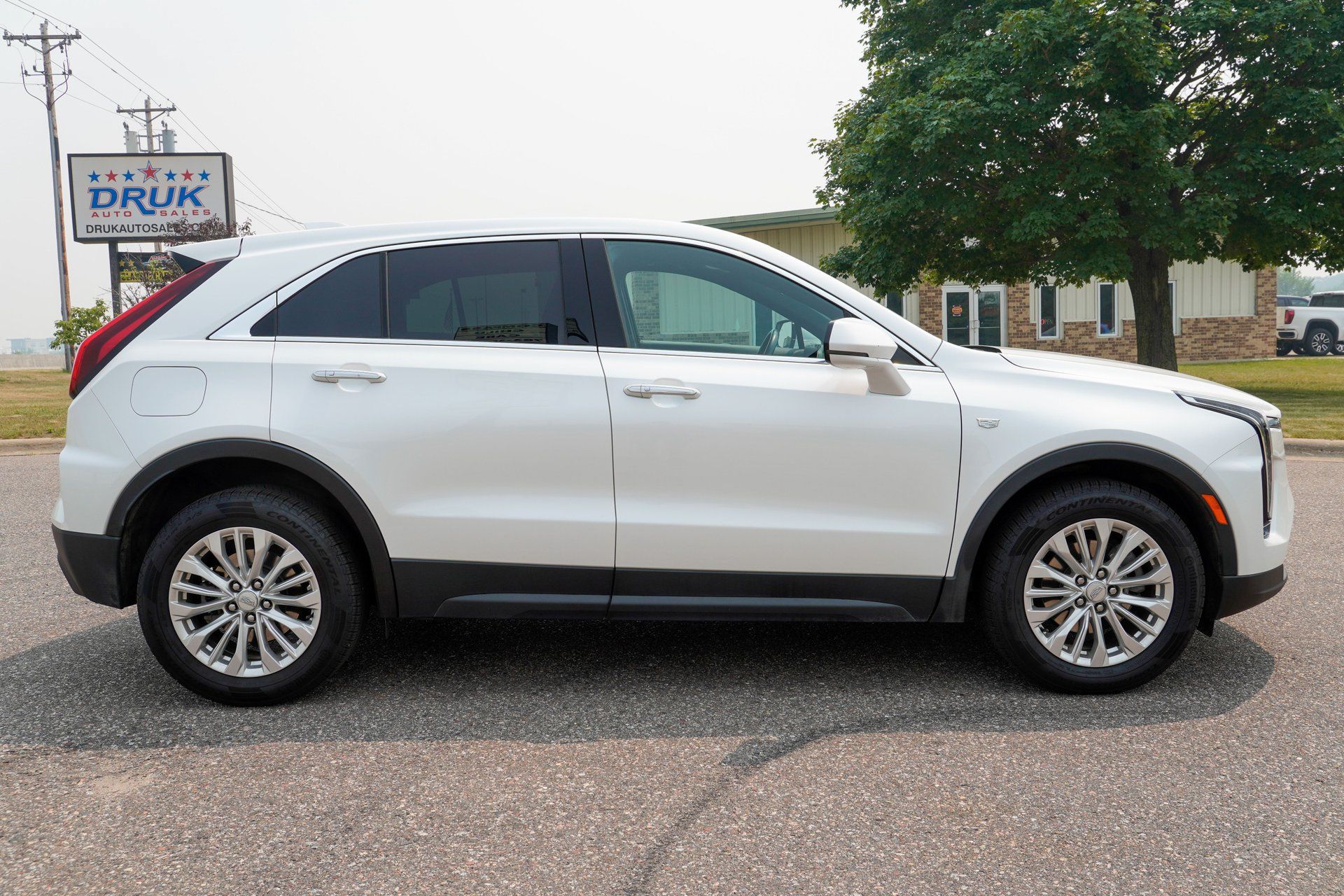 Used 2024 Cadillac XT4 Luxury w/ Cold Weather Package FWD image 2
