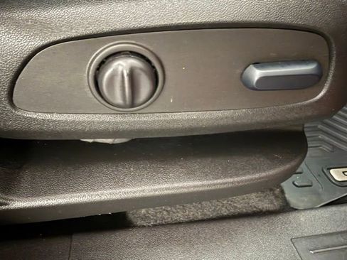 Used 2023 GMC Terrain SLT image 32