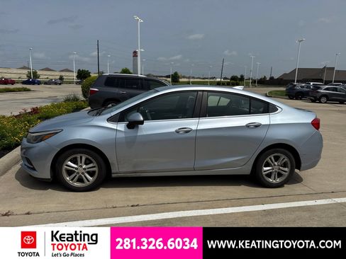 Used 2017 Chevrolet Cruze LT w/ Convenience Package FWD image 4