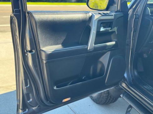 Used 2018 Toyota 4Runner SR5 Premium image 10