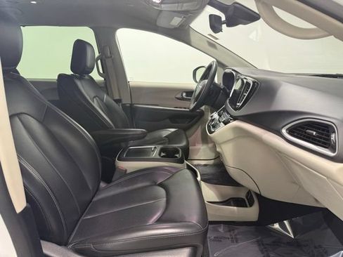Used 2023 Chrysler Pacifica Touring-L FWD image 29