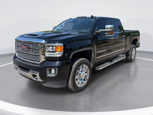 Used 2019 GMC Sierra 2500 Denali w/ Duramax Plus Package AWD/4WD image 3