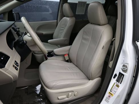 Used 2013 Toyota Sienna XLE FWD image 12