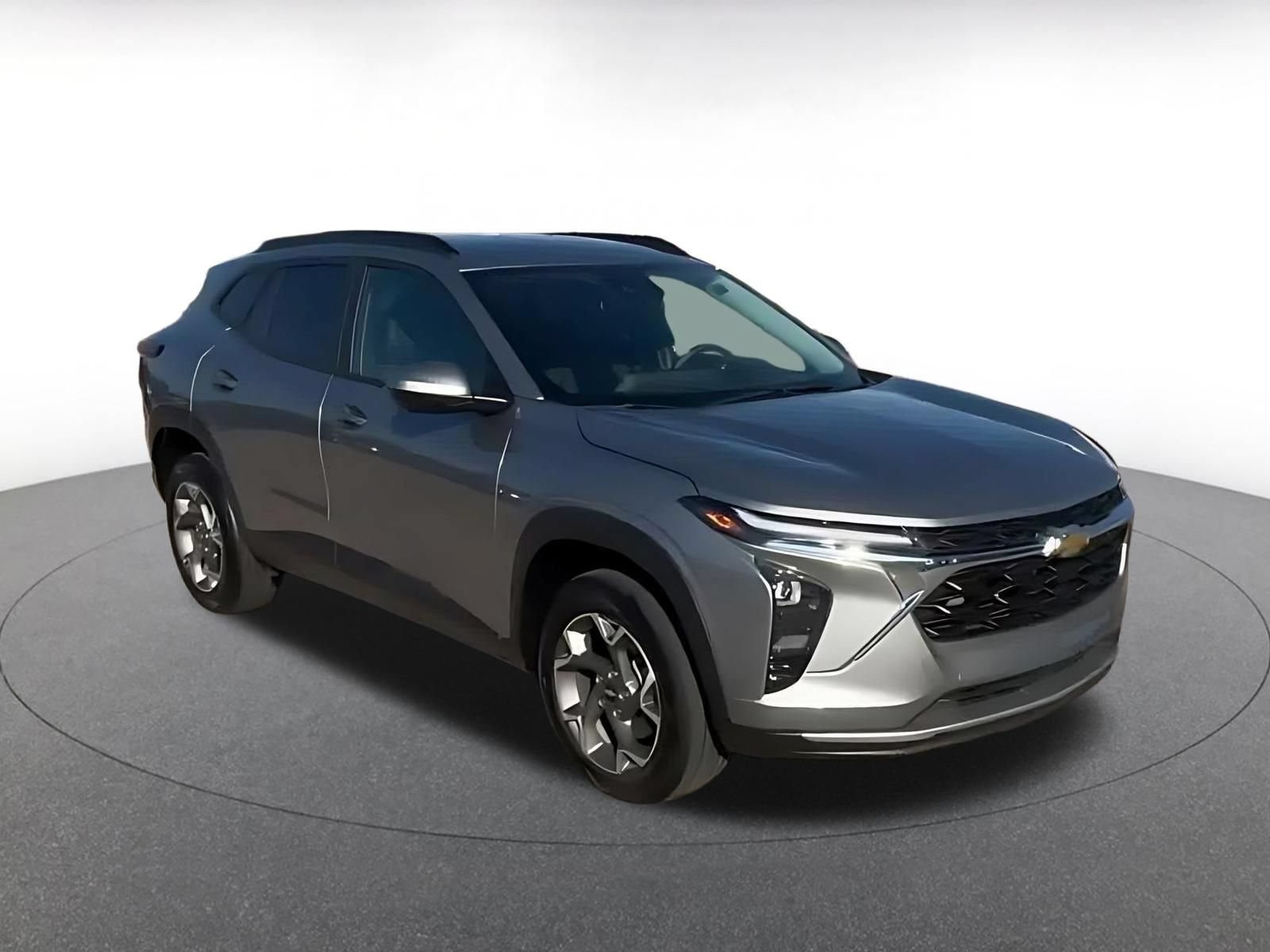Used 2025 Chevrolet Trax LT FWD image 2