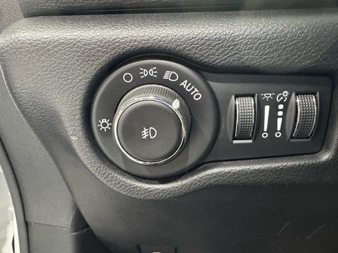 Used 2025 Chrysler Pacifica Select FWD image 13
