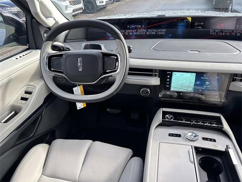 New 2025 Lincoln Navigator L Reserve image 14