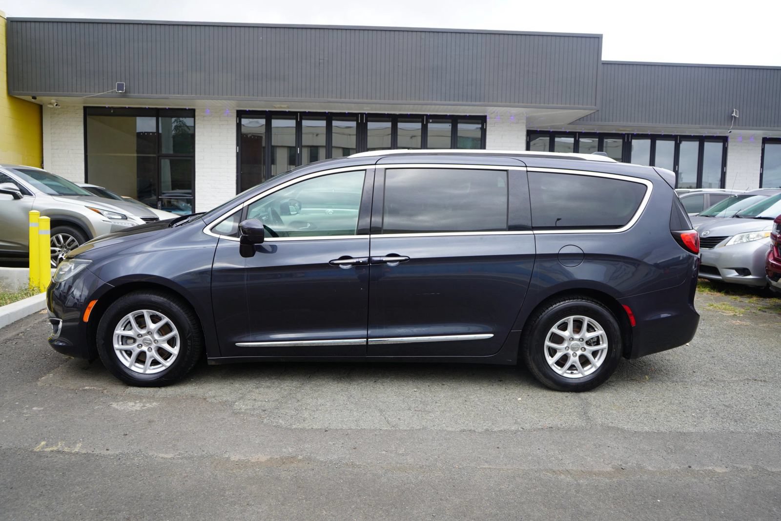 Used 2020 Chrysler Pacifica Touring-L FWD image 2