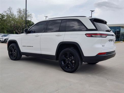 Used 2024 Jeep Grand Cherokee Altitude AWD/4WD image 4