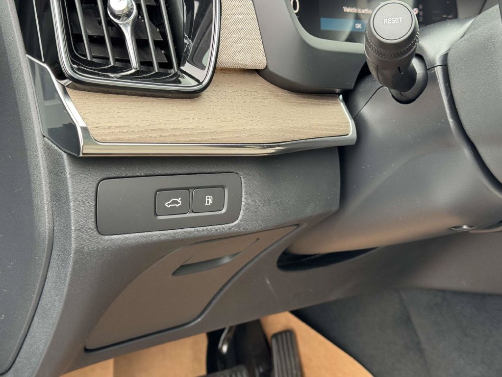 New 2026 Volvo XC90 T8 Plus w/ Protection Package Premier AWD/4WD image 8