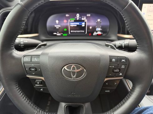 Used 2023 Toyota Crown Platinum image 5