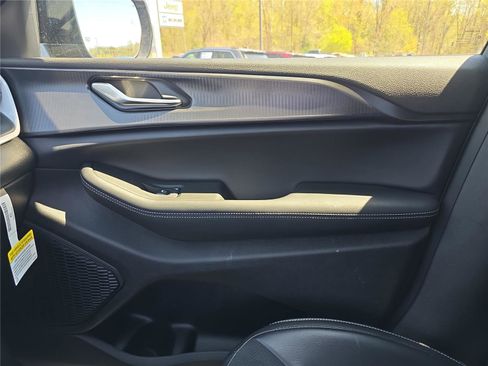 New 2025 Jeep Grand Cherokee Altitude AWD/4WD image 24