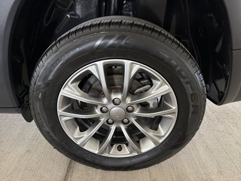 Used 2020 Jeep Cherokee Latitude Plus FWD image 23