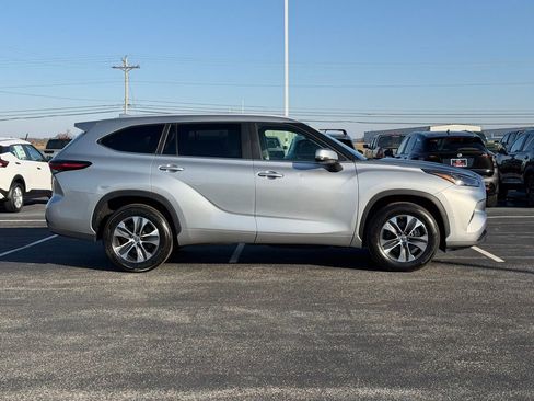 Used 2024 Toyota Highlander XLE image 4