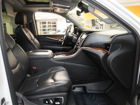 Used 2019 Cadillac Escalade ESV Luxury image 41