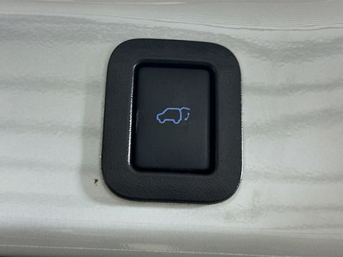 Used 2019 Toyota Highlander XLE AWD/4WD image 32