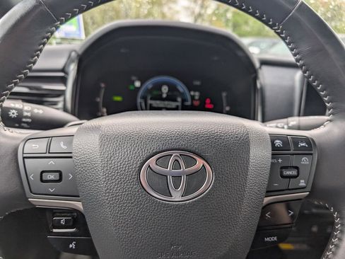 Used 2025 Toyota Camry SE w/ Convenience Package FWD image 22