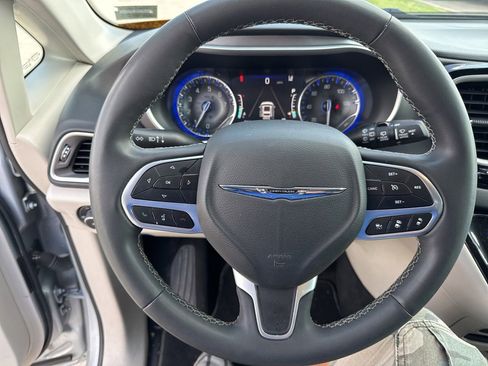 Used 2023 Chrysler Pacifica Touring-L FWD image 21