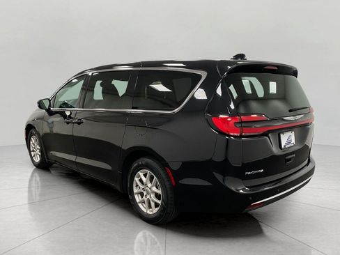 Used 2024 Chrysler Pacifica Touring-L FWD image 8