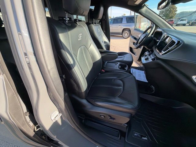 Used 2022 Chrysler Pacifica Touring-L w/ Uconnect Theater Family Group FWD image 21
