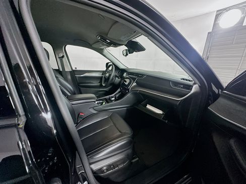 Used 2023 Jeep Grand Cherokee Limited image 31