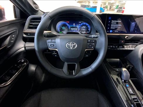 Used 2025 Toyota Crown Limited w/ Advanced Technology Package image 5
