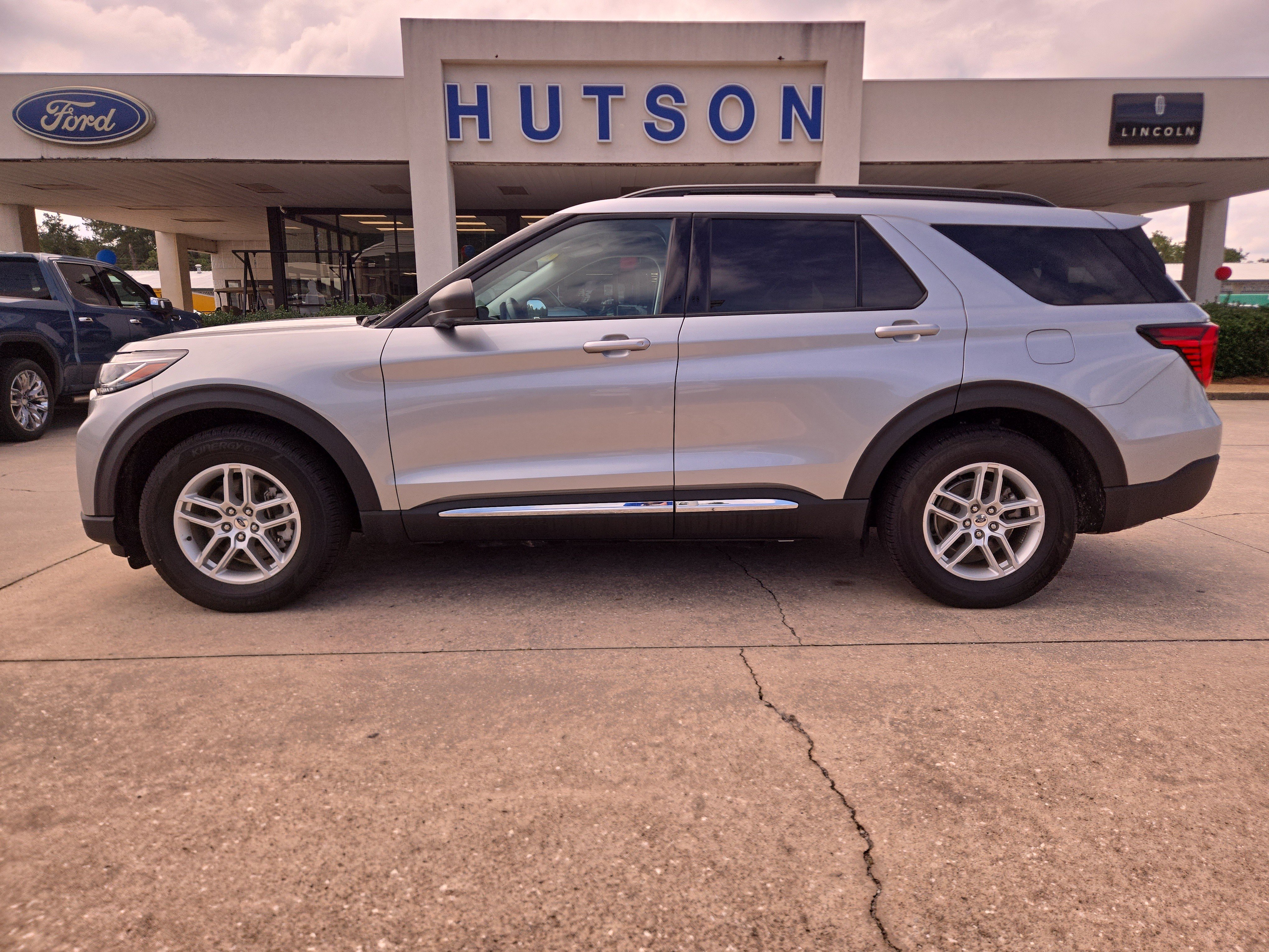 Used 2025 Ford Explorer Active RWD image 1
