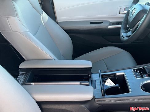 Certified 2025 Toyota Sienna XLE FWD image 14