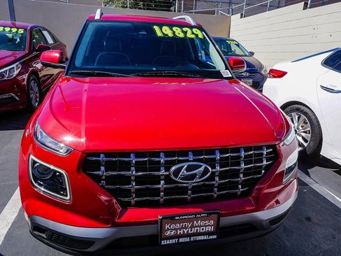 Used 2022 Hyundai Venue Limited image 2