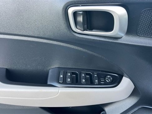 Used 2025 Hyundai Venue SEL image 14