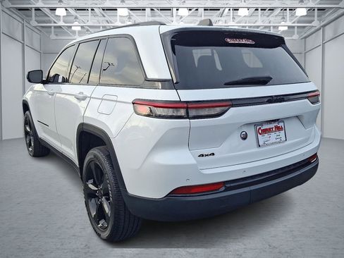 Used 2023 Jeep Grand Cherokee Altitude image 3