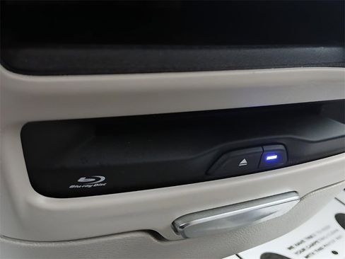 Certified 2022 Chrysler Pacifica Touring-L w/ Uconnect Theater Family Group image 22