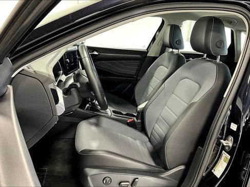 Used 2025 Volkswagen Jetta SE image 32