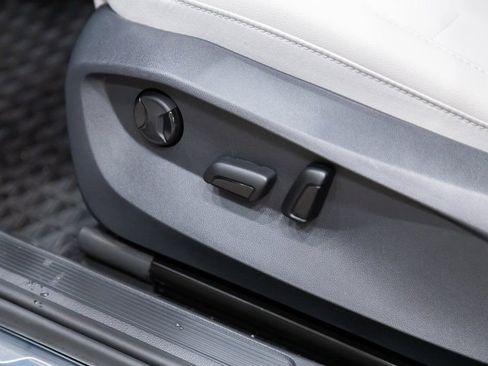 New 2026 Volkswagen Taos SE AWD/4WD image 9
