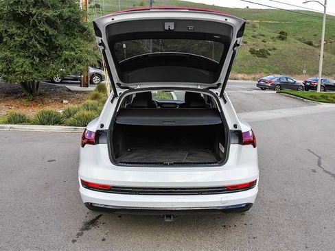 Used 2022 Audi e-tron Premium w/ Convenience Plus Package image 26